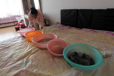 蛟河楼上漏水，住户失联，小区没物管，业主维权难！律师来支招……